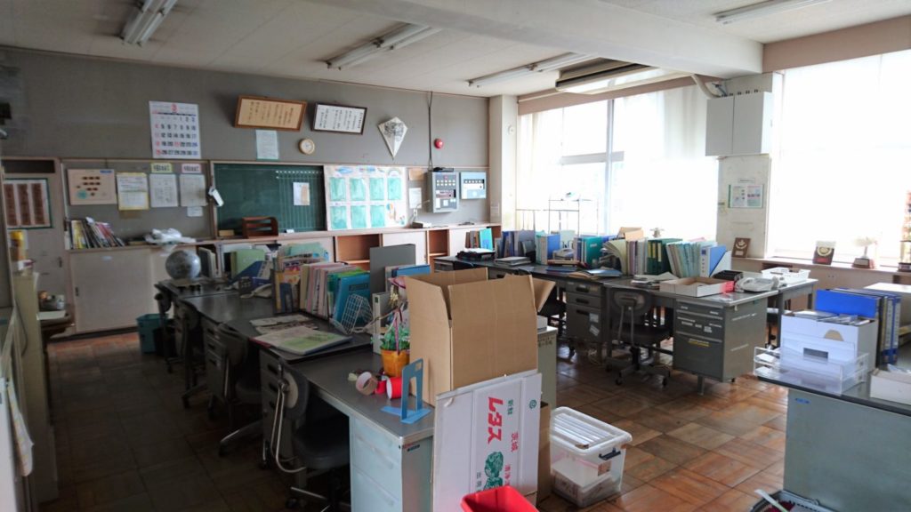 まるごと撮影できちゃう学校スタジオ・職員室・飾り込み済み・美術小道具