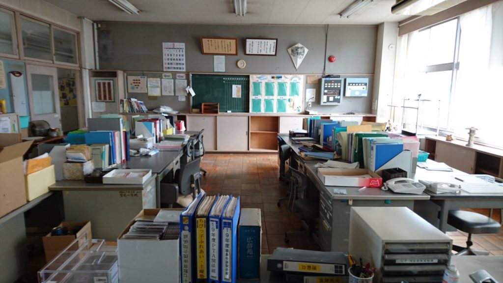 まるごと撮影できちゃう学校スタジオ・職員室・飾り込み済み・美術小道具