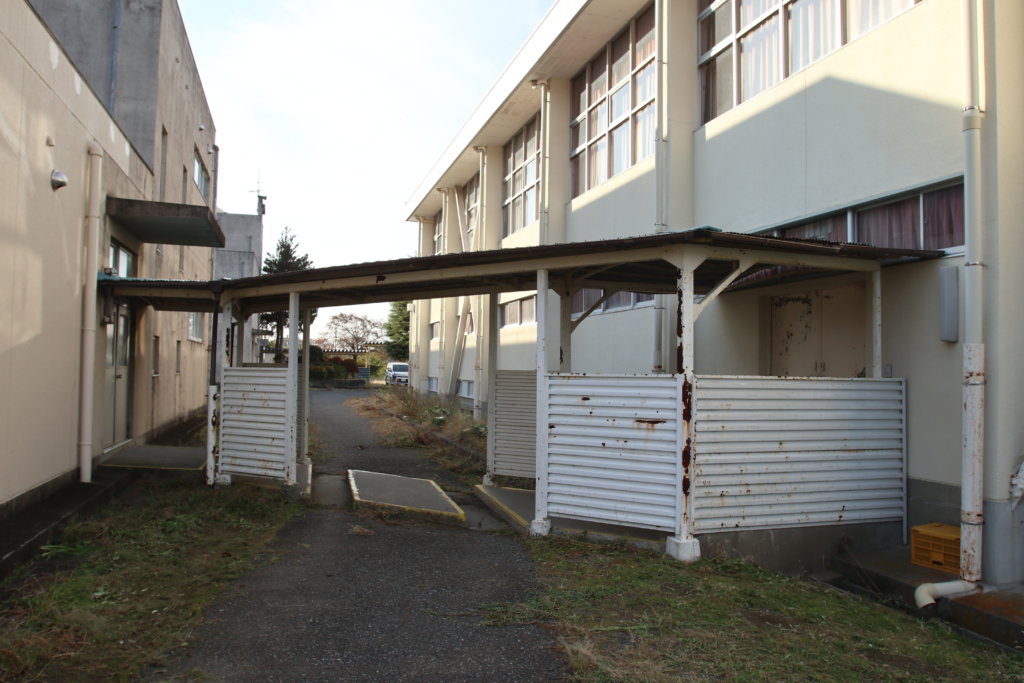 東京近郊のまるまる撮影で使える学校スタジオ渡り廊下