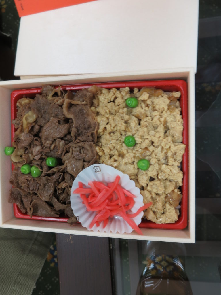 撮影スタッフ喜ぶロケ弁