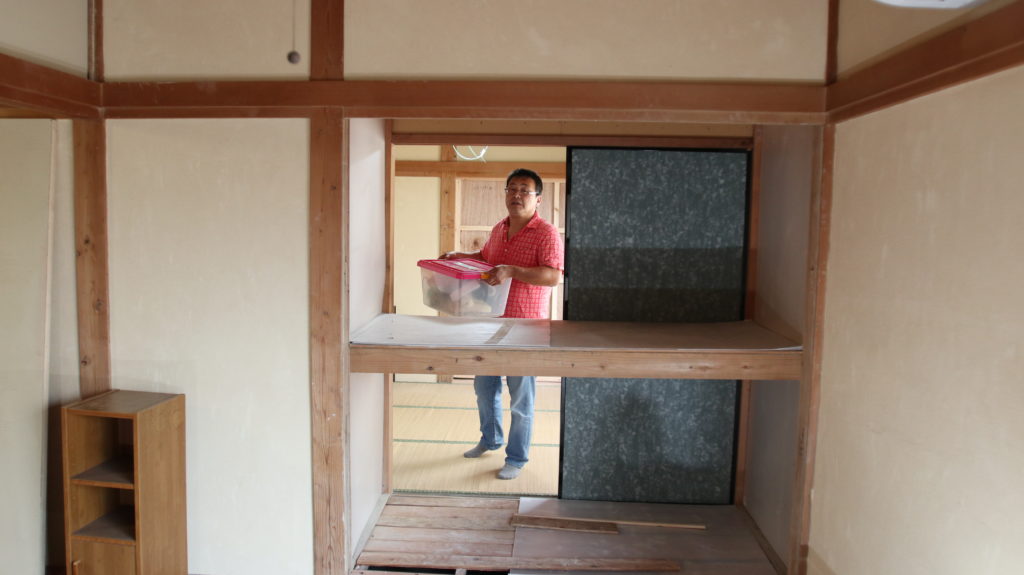 昭和でレトロなアパートスタジオ押し入れ裏の壁は外せます