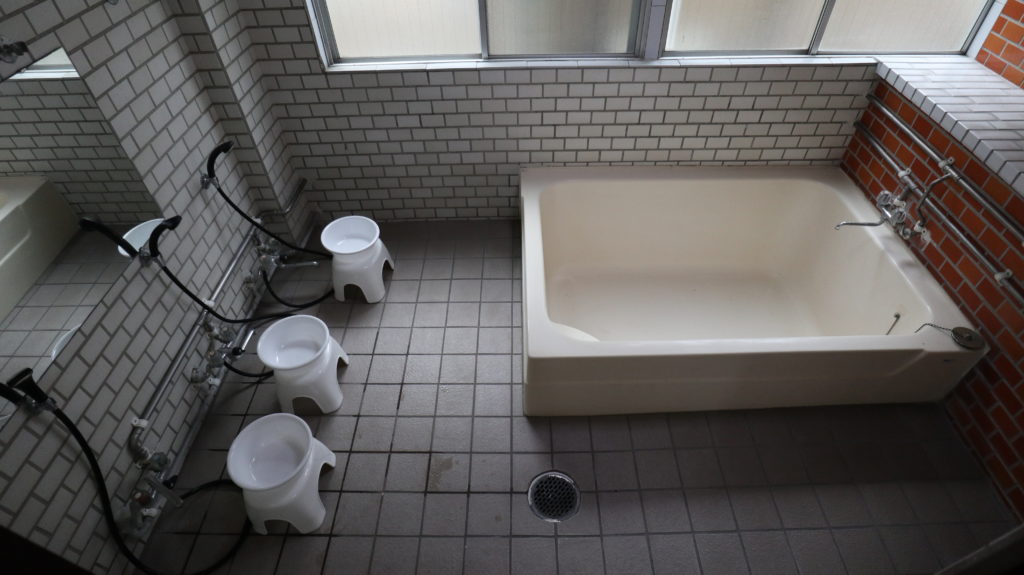 戸建てスタジオ、元ビジネスホテル共同風呂