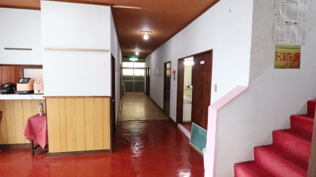 昭和のビジネスホテルスタジオ廊下