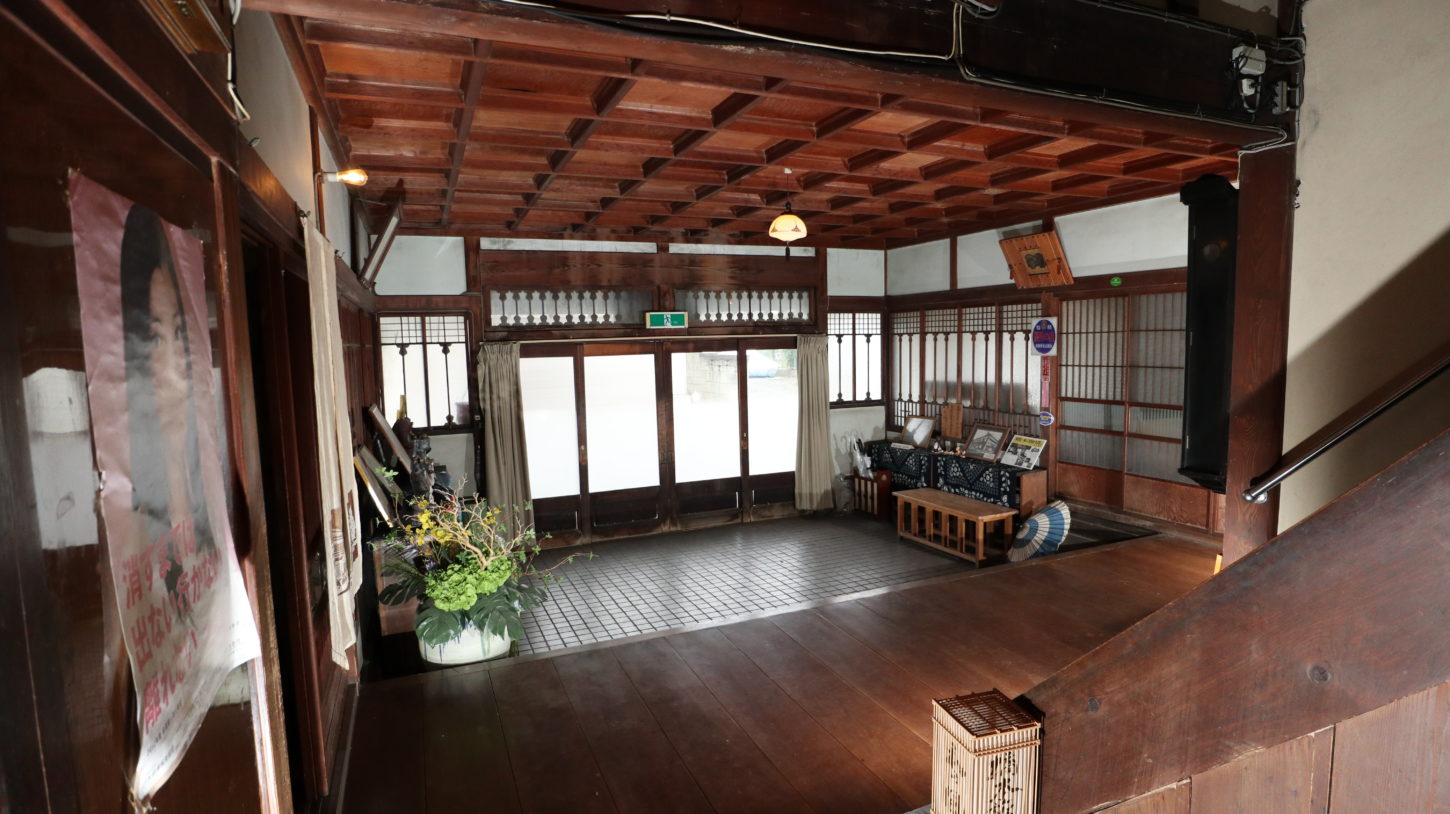 登録有形文化財橋本旅館スタジオ正面玄関中