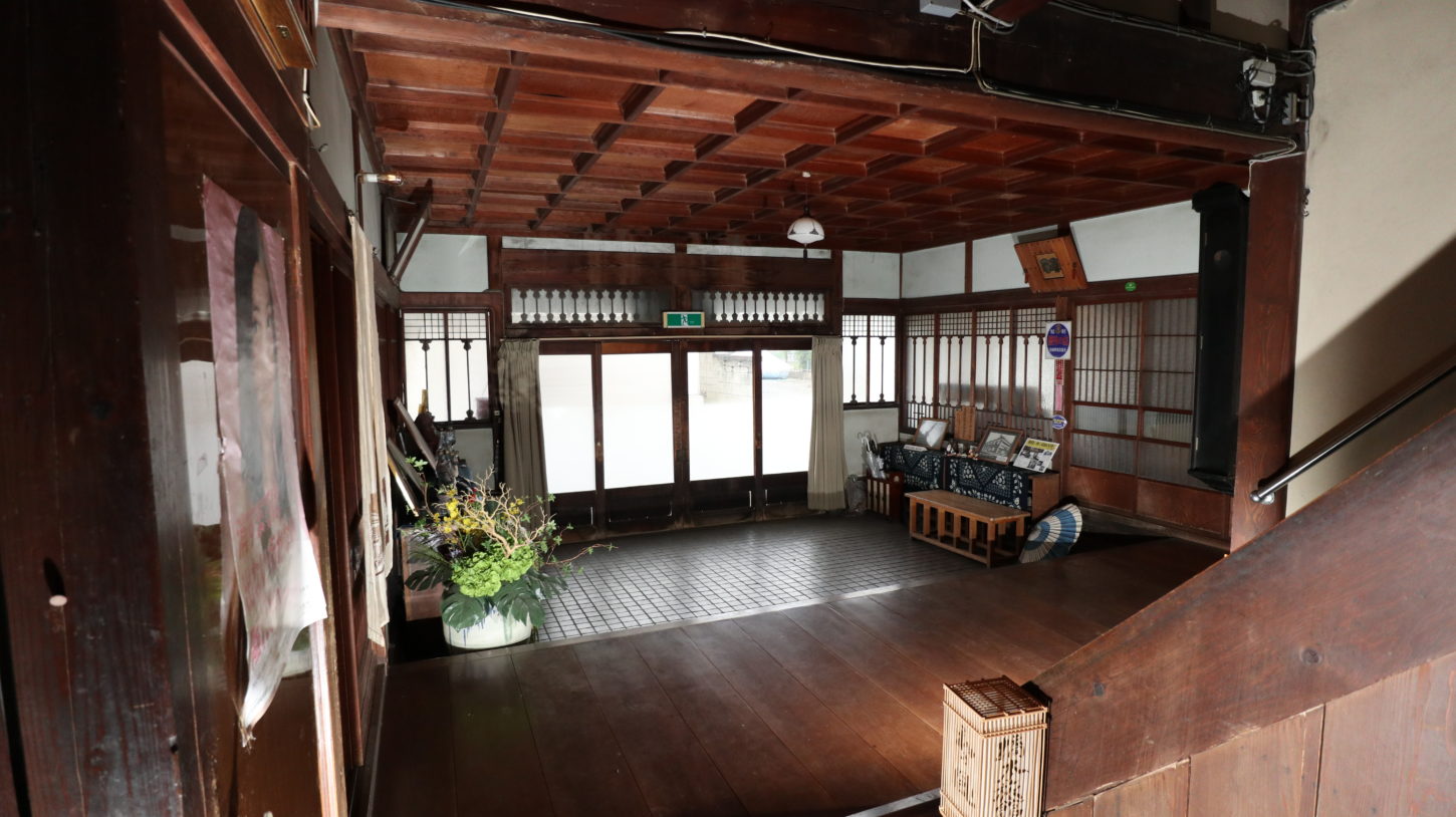 登録有形文化財橋本旅館スタジオ正面玄関中