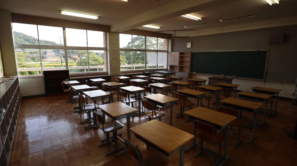 撮影できる学校スタジオ・机と椅子が並ぶ教室