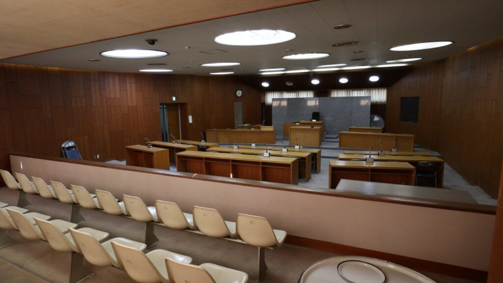 裁判所に見える会議室・撮影できます・アトリエミカミがコーディネート・学校スタジオ近所・東京近郊