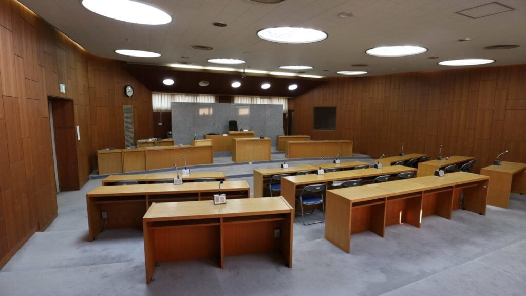 裁判所に見える会議室・撮影できます・アトリエミカミがコーディネート・学校スタジオ近所・東京近郊