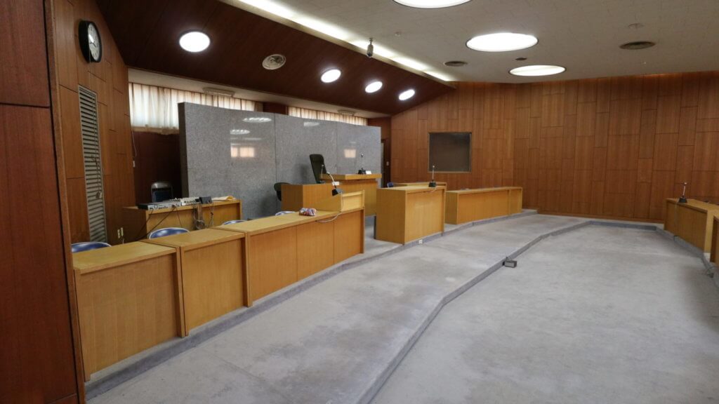 裁判所に見える会議室・撮影できます・アトリエミカミがコーディネート・学校スタジオ近所・東京近郊
