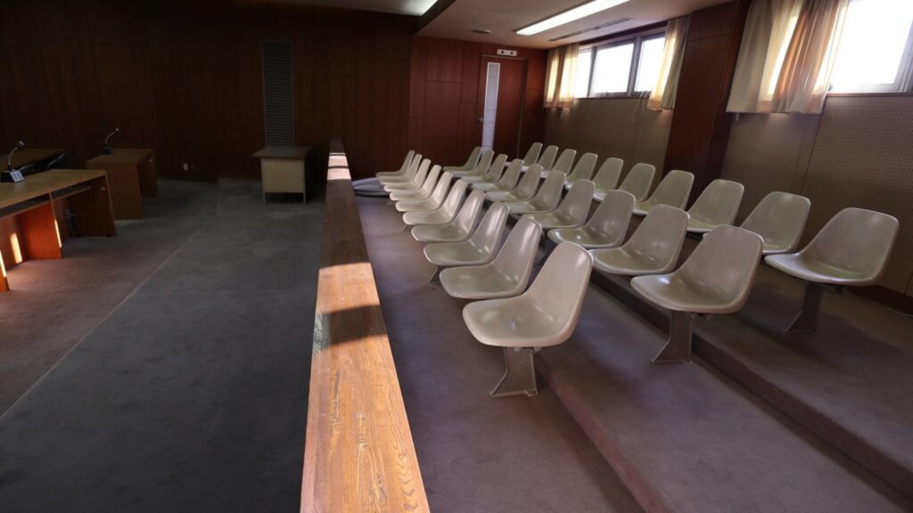 裁判所に見える会議室・撮影できます・アトリエミカミがコーディネート・学校スタジオ近所・東京近郊