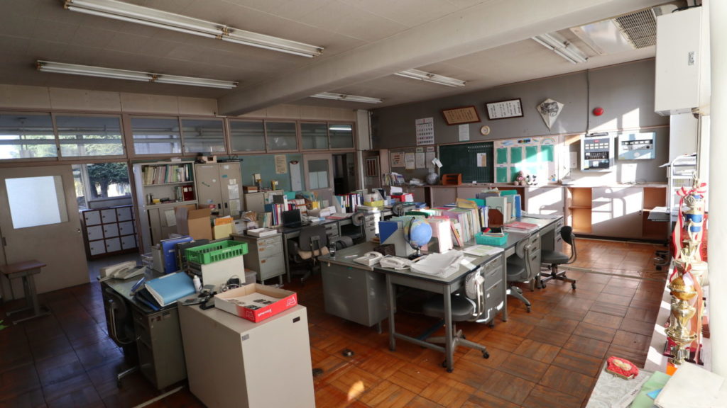 まるごと撮影できちゃう学校スタジオの職員室・美術飾り込・