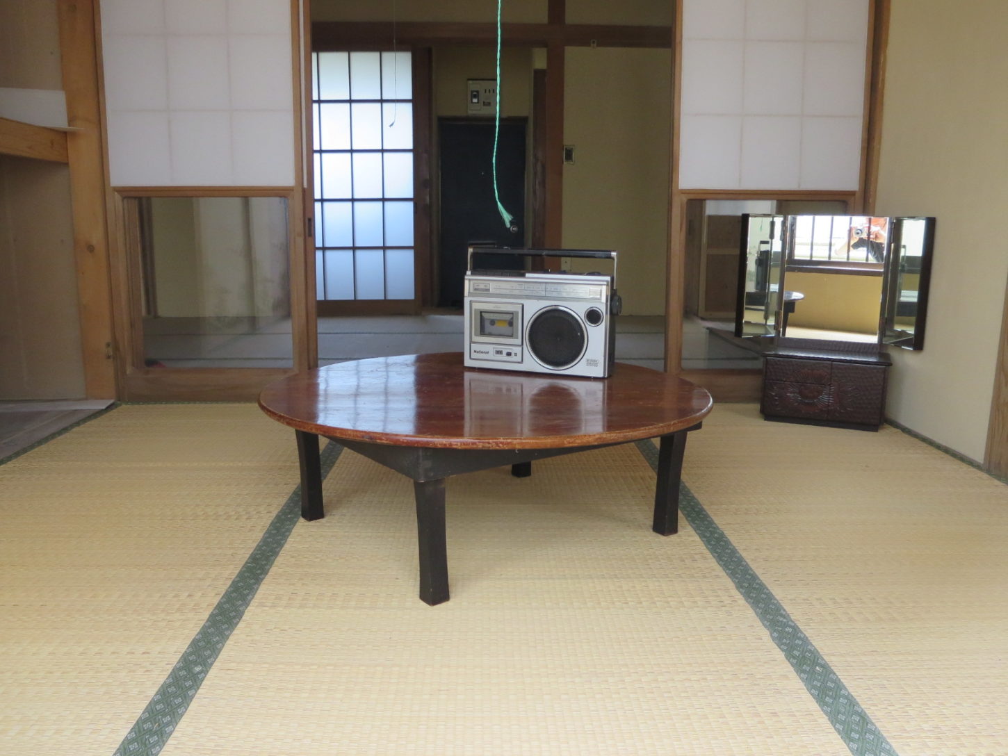 ラジカセ，鏡台、茶ぼ台