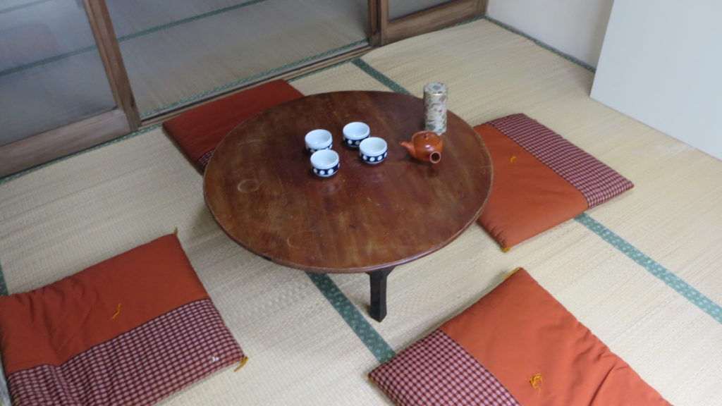 昭和でレトロなアパートスタジオの美術小道具・座布団