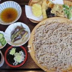 登録有形文化財橋本旅館スタジオ、近所の手打ちそば五番・天ざる大盛