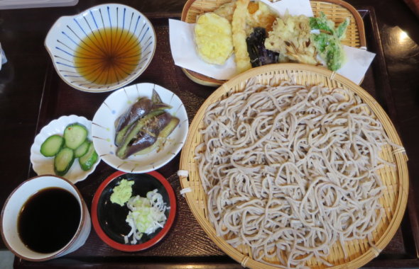 登録有形文化財橋本旅館スタジオ、近所の手打ちそば五番・天ざる大盛