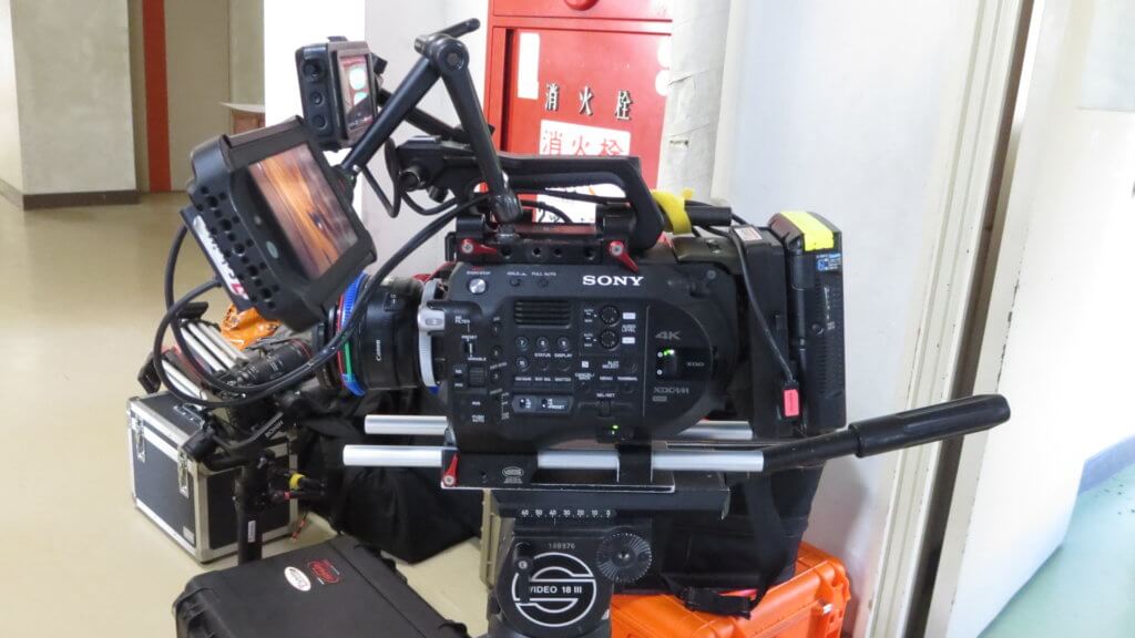 まるまる撮影で使える学校スタジオ・廊下・昼・カメラ・ソニー・ＦＳ７