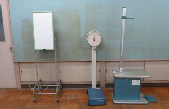 学校スタジオ・保健室・医療器具・体重計・座高計測・視力検査
