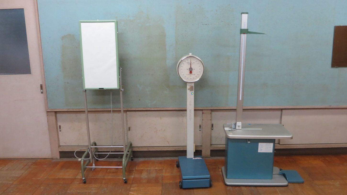 学校スタジオ・保健室・医療器具・体重計・座高計測・視力検査