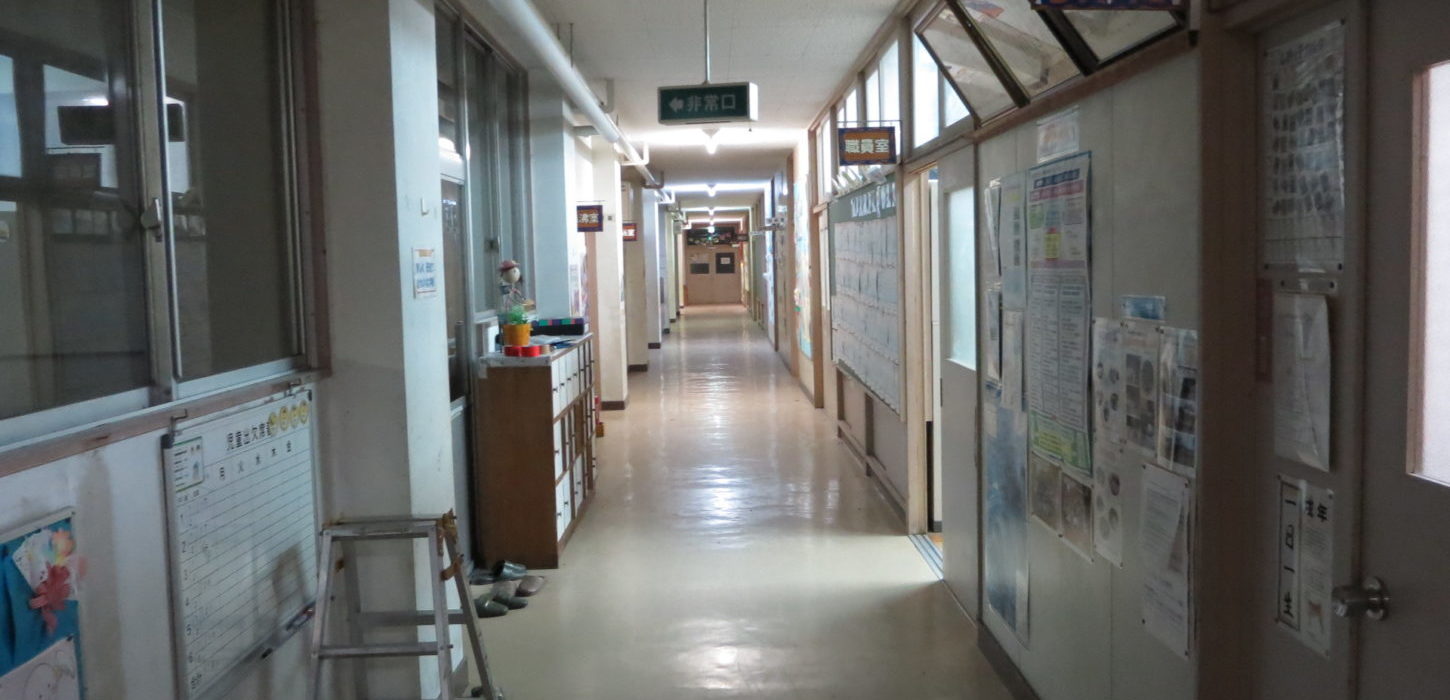 まるまる撮影で使える学校スタジオ・廊下・夜間