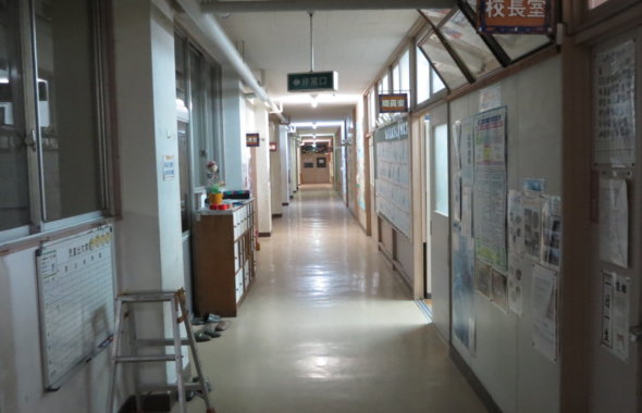 まるまる撮影で使える学校スタジオ・廊下・夜間