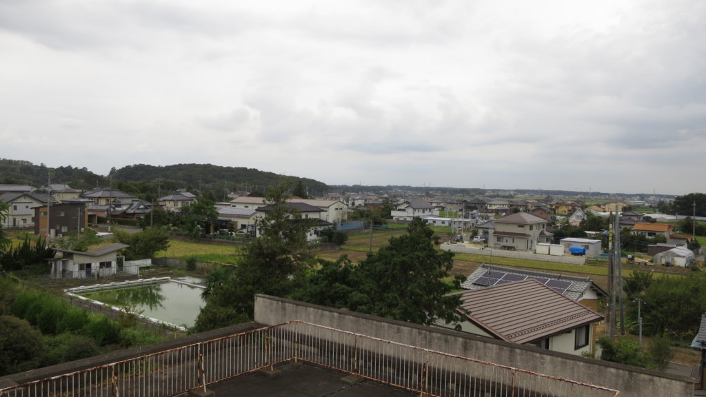 まるまる撮影で使える学校スタジオ・屋上の上の貯水槽から・カメラポ
