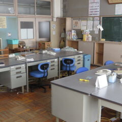 まるまる撮影で使える学校スタジオの職員室に電話並べてみました、まだまだ飾るのと机、椅子ウ増やす予定