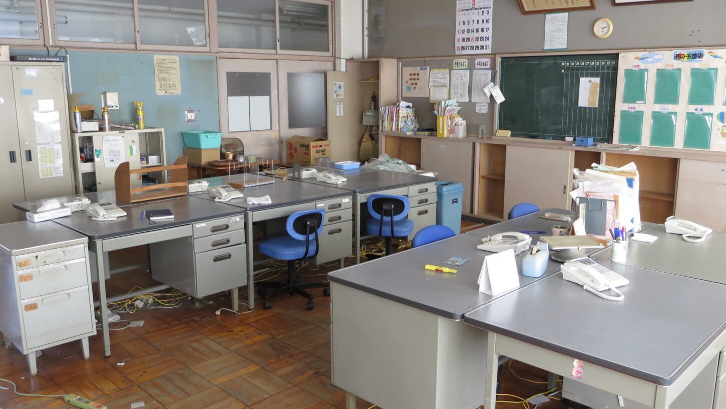 まるまる撮影で使える学校スタジオの職員室に電話並べてみました、まだまだ飾るのと机、椅子ウ増やす予定