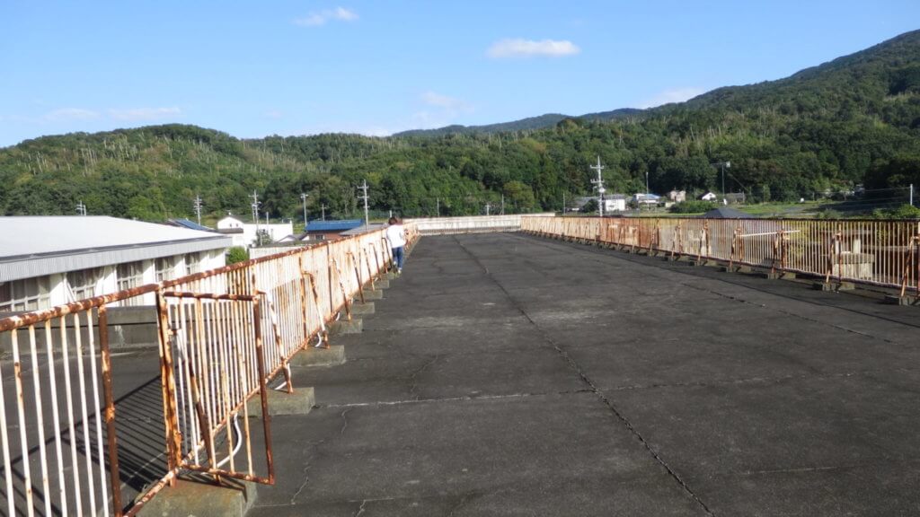 まるまる撮影で使える学校スタジオの屋上から観える筑波山・田舎の学校・ロケ地