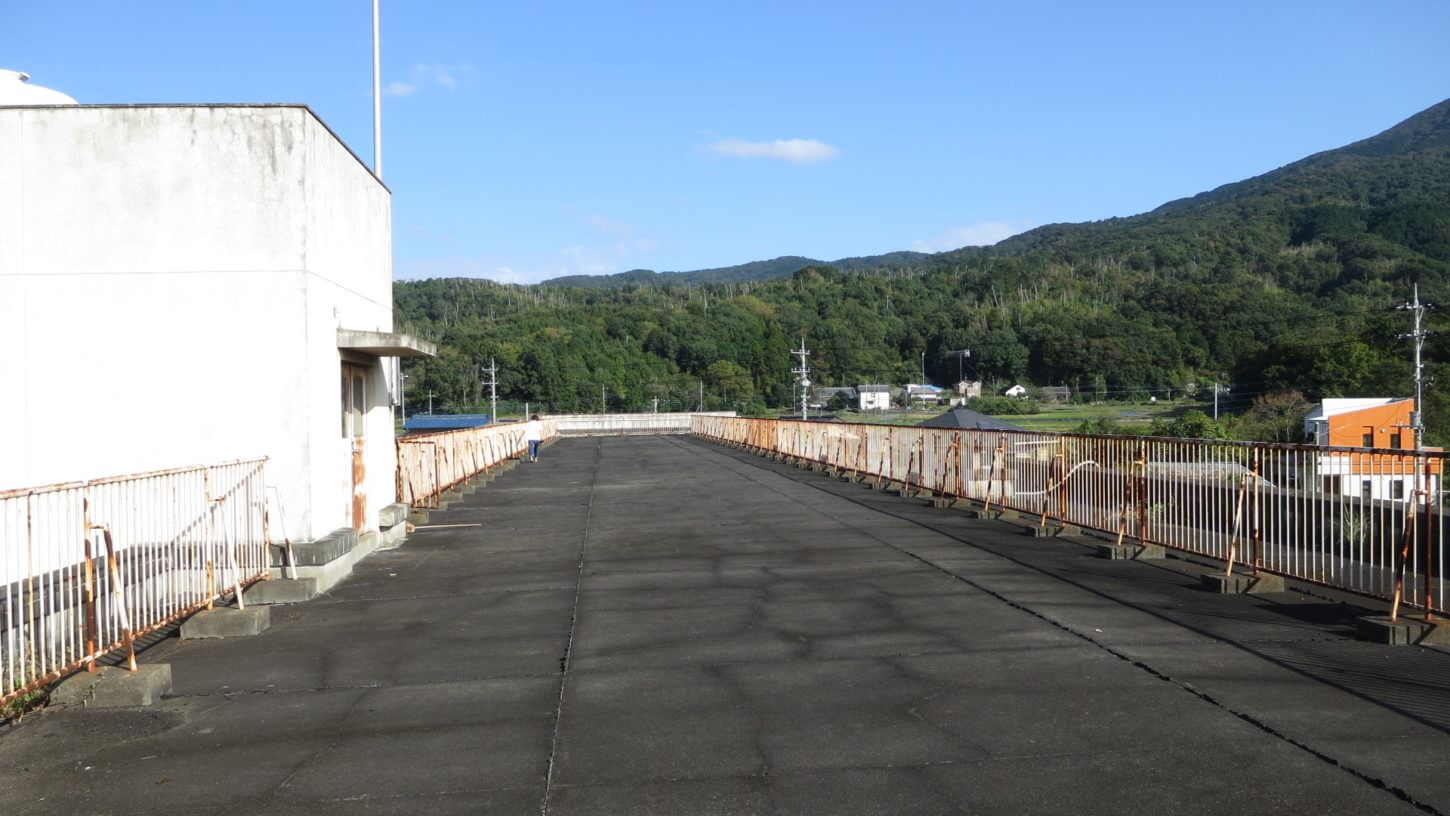 まるまる撮影で使える学校スタジオの屋上から観える筑波山・田舎の学校・ロケ地