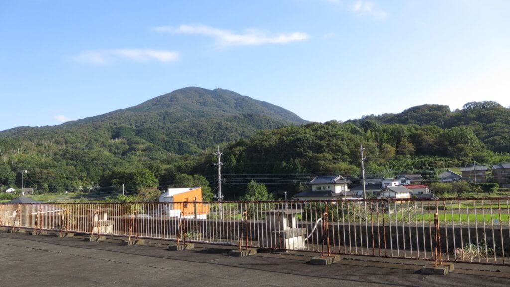 まるまる撮影で使える学校スタジオの屋上から観える筑波山・田舎の学校・ロケ地