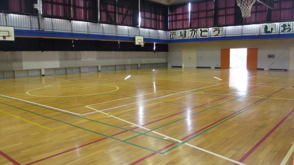 まるまる撮影で使える学校スタジオの体育館の舞台にピアノあります・ロケ地・撮影小道具