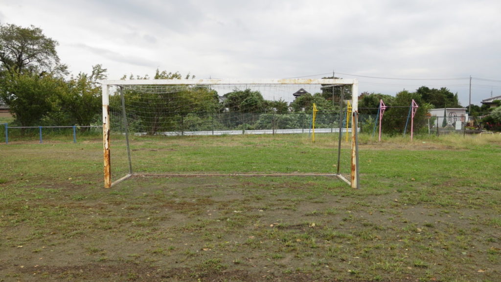 まるごと撮影で使える学校スタジオの校庭にサッカーのゴールあります
