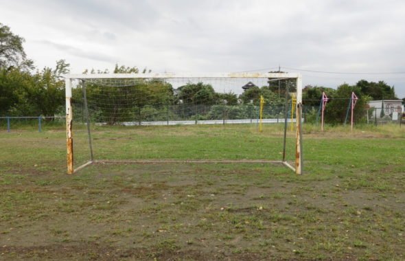 まるごと撮影で使える学校スタジオの校庭にサッカーのゴールあります