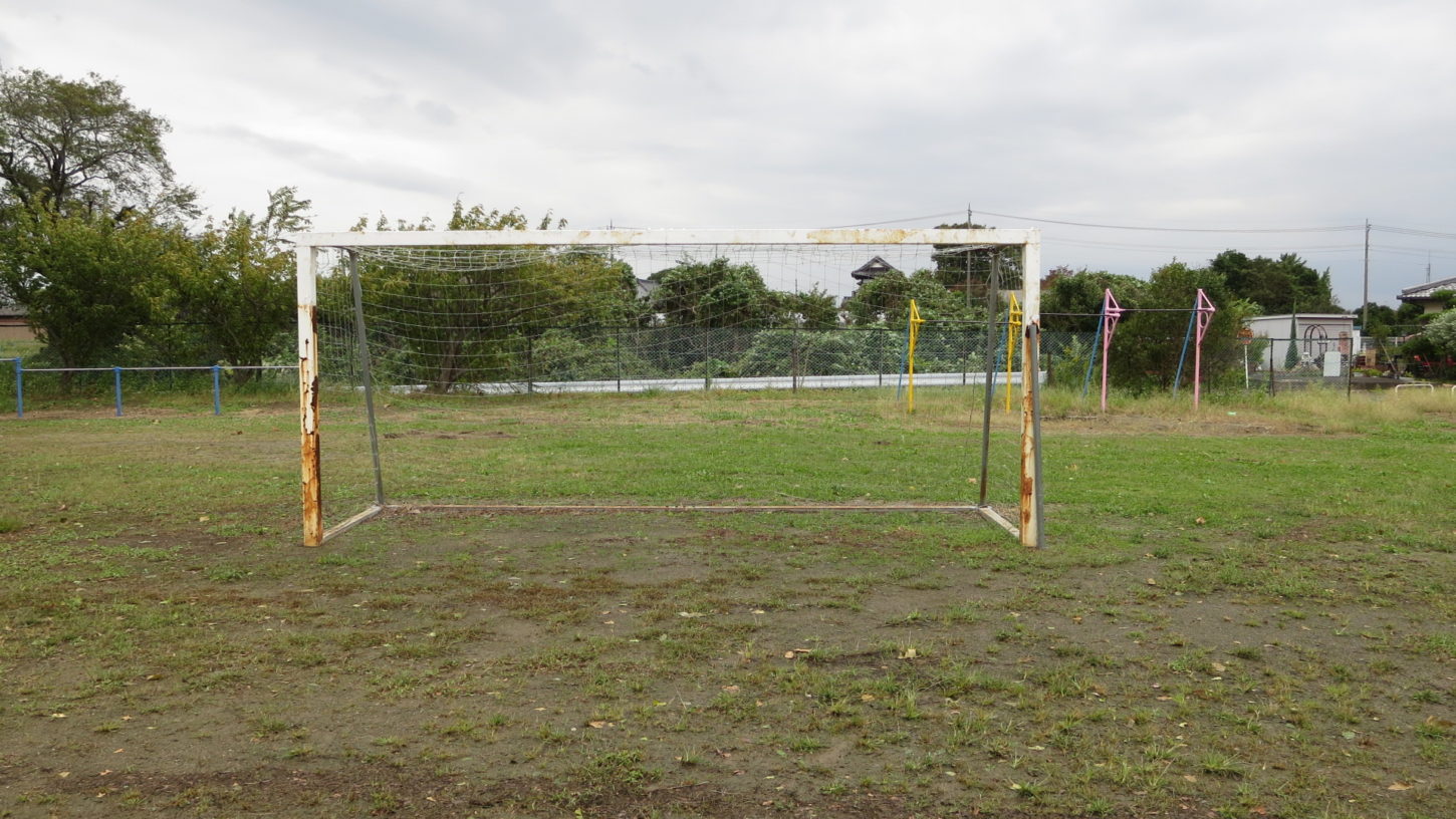 まるごと撮影で使える学校スタジオの校庭にサッカーのゴールあります