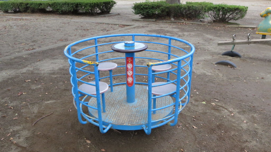 昭和でレトロなアパートスタジオそば・公園・回転遊具・東京近郊・撮影場所・ロケ地