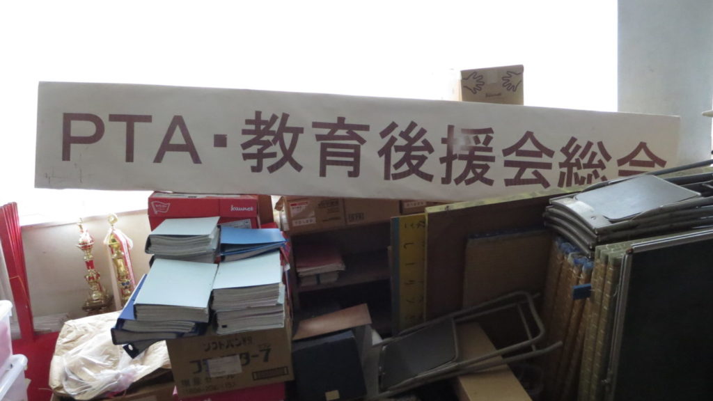 まるまる撮影で使える学校スタジオ・倉庫・美術小道具・飾り展示物・看板
