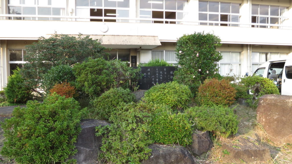 まるごと撮影で使える学校スタジオ・正面玄関前・植木・校歌石碑・雑草駆除・メンテナンス