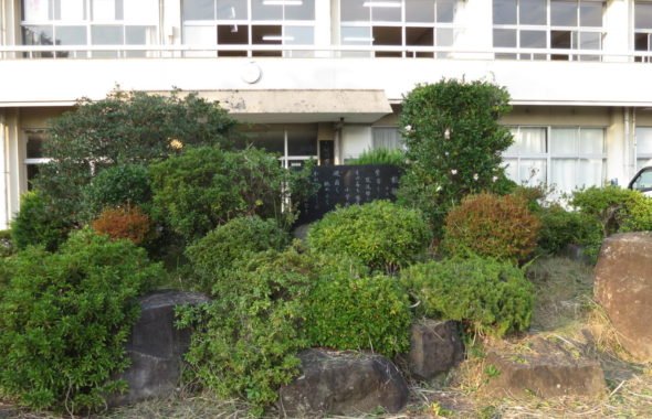 まるごと撮影で使える学校スタジオ・正面玄関前・植木・校歌石碑・雑草駆除・メンテナンス
