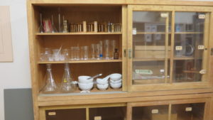 丸ごと撮影できちゃう学校スタジオ・理科準備室・実験室棚・フラスコ・ビーカー・メスシリンダー・すり鉢・実験器具・美術道具・撮影用・医療用品