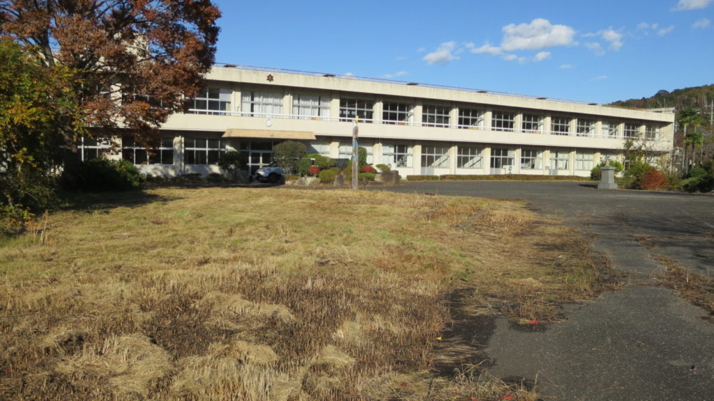 まるごと撮影できちゃう学校スタジオ・庭の雑草・草刈・駆除・綺麗にしました・