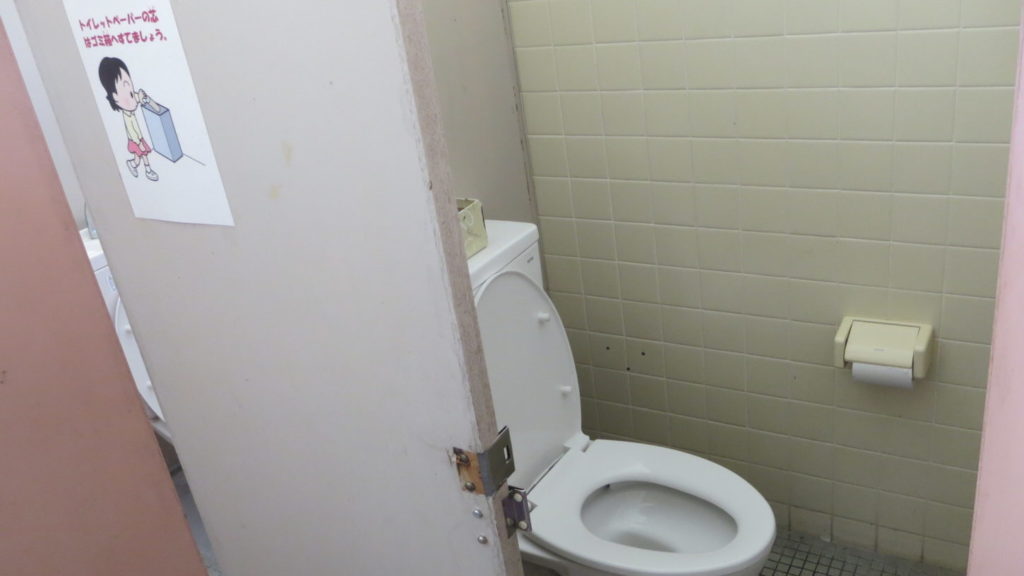 学校スタジオ・トイレ洗浄中・綺麗・清潔・掃除