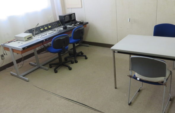 まるごと撮影できちゃう学校スタジオの放送室