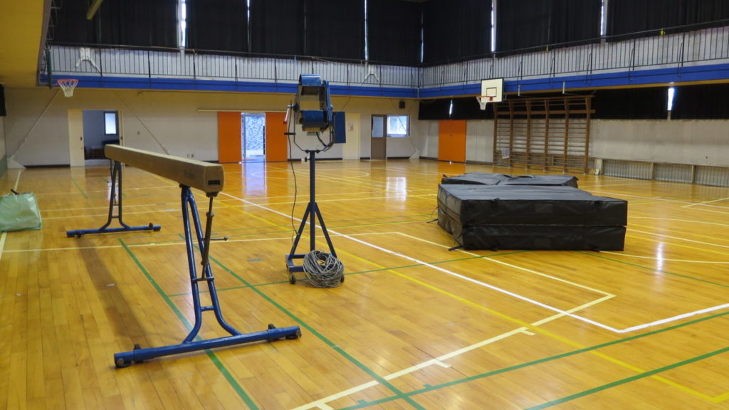 まるごと撮影できちゃう学校スタジオ体育館に平均台・バレーボウルマシン・マット持ってきて撮影してました。
