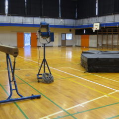 まるごと撮影できちゃう学校スタジオ体育館に平均台・バレーボウルマシン・マット持ってきて撮影してました。