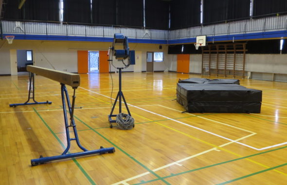 まるごと撮影できちゃう学校スタジオ体育館に平均台・バレーボウルマシン・マット持ってきて撮影してました。