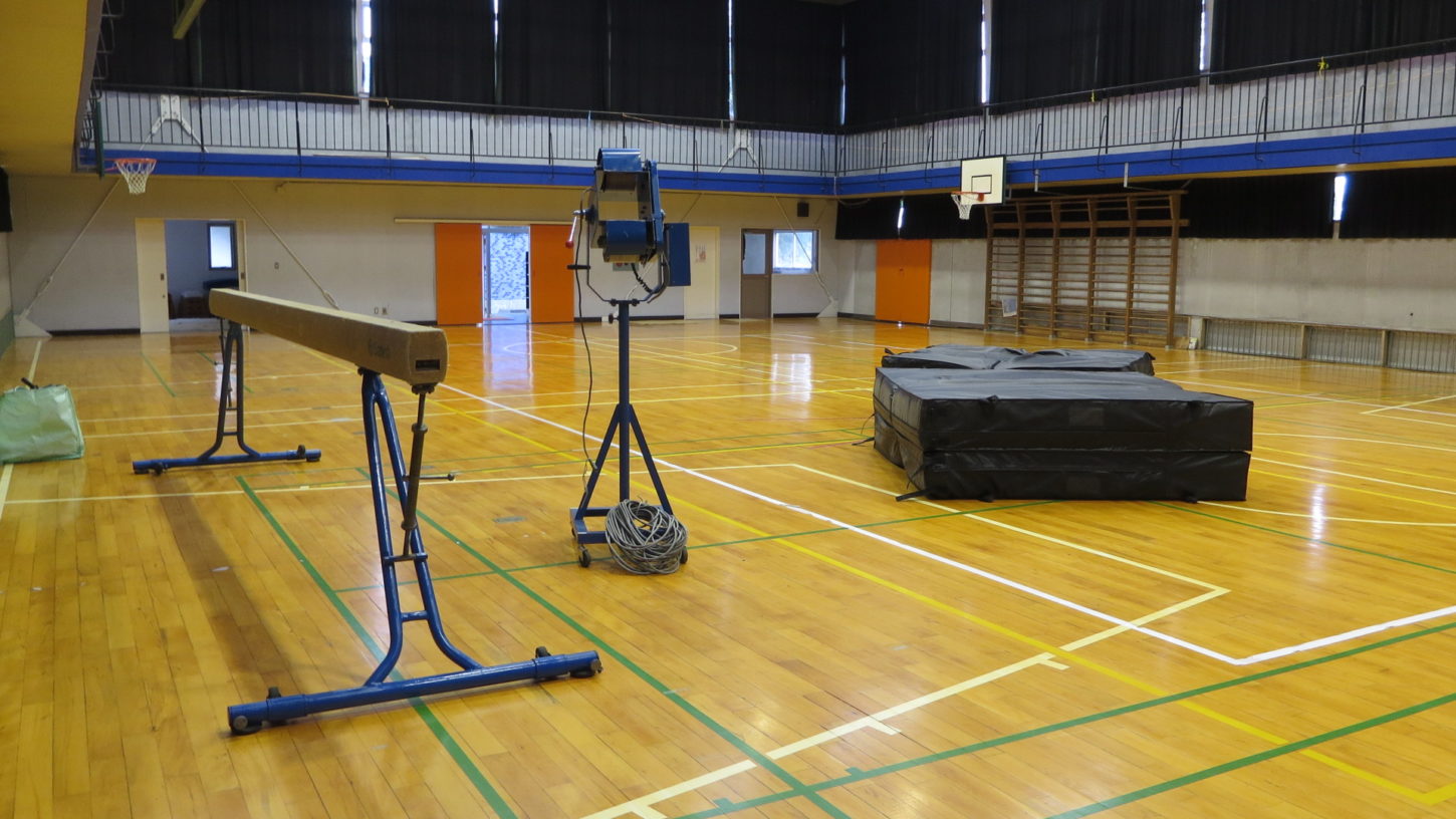まるごと撮影できちゃう学校スタジオ体育館に平均台・バレーボウルマシン・マット持ってきて撮影してました。