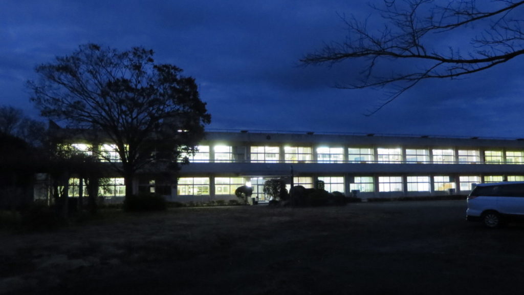 まるごと撮影できちゃう学校スタジオ・夜の外観・職員室・校長室・保健室