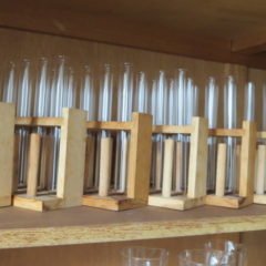 まるごと撮影できちゃう学校スタジオ・実験準備室・試験管入荷・並べてみました
