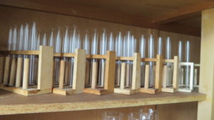 まるごと撮影できちゃう学校スタジオ・実験準備室・試験管入荷・並べてみました