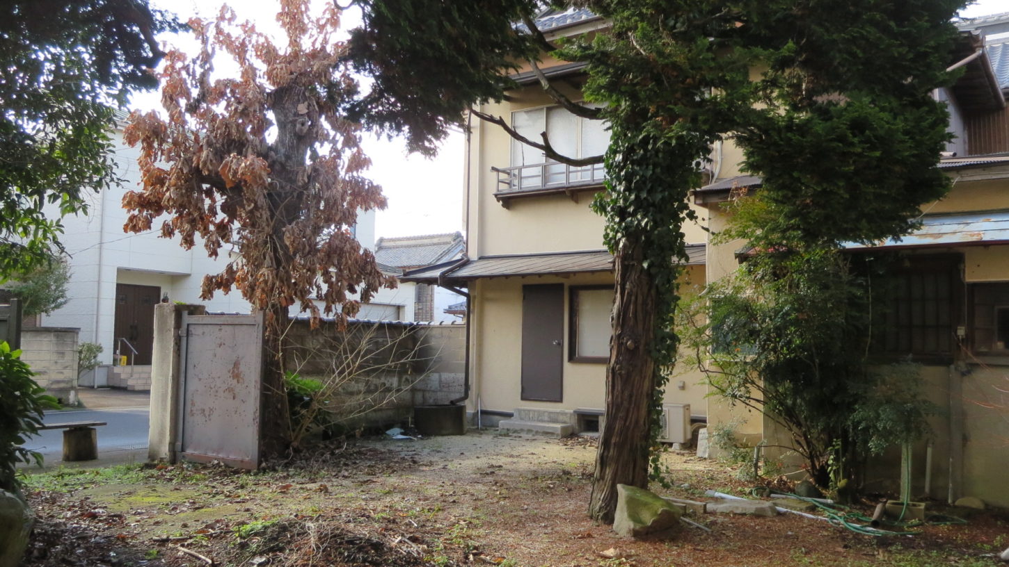 登録有形文化財橋本旅館スタジオ・自宅庭・車・出入り・戸建庭・駐車場